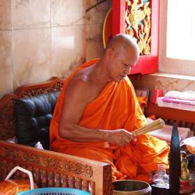 Wat Chalong / Монах за работой - заряжает предметы - Тайланд. Август - Сентябрь 2011г. (Часть 1)