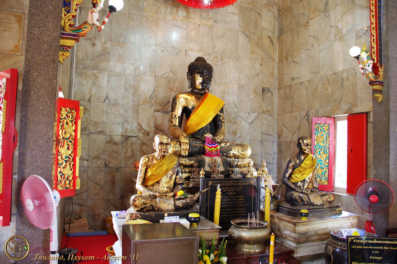 Люди покупают пластинки сусального золота и наклеивают на те места, которые у них болят - Тайланд. Август - Сентябрь 2011г. (Часть 2)