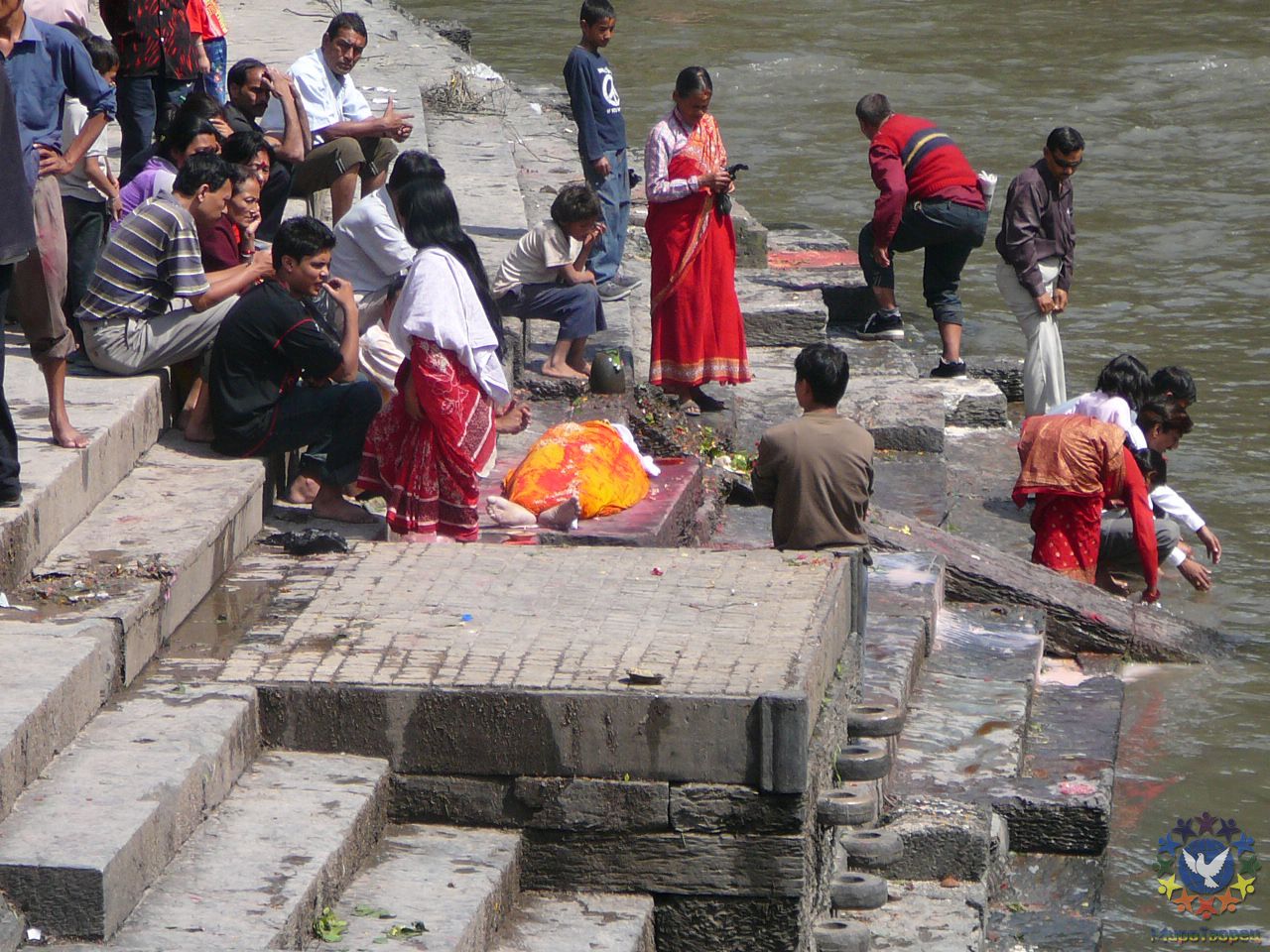 В непальском храме. Последнее прощание с усопшим. - Тибет 2006. Фотовоспоминание 5 лет спустя.