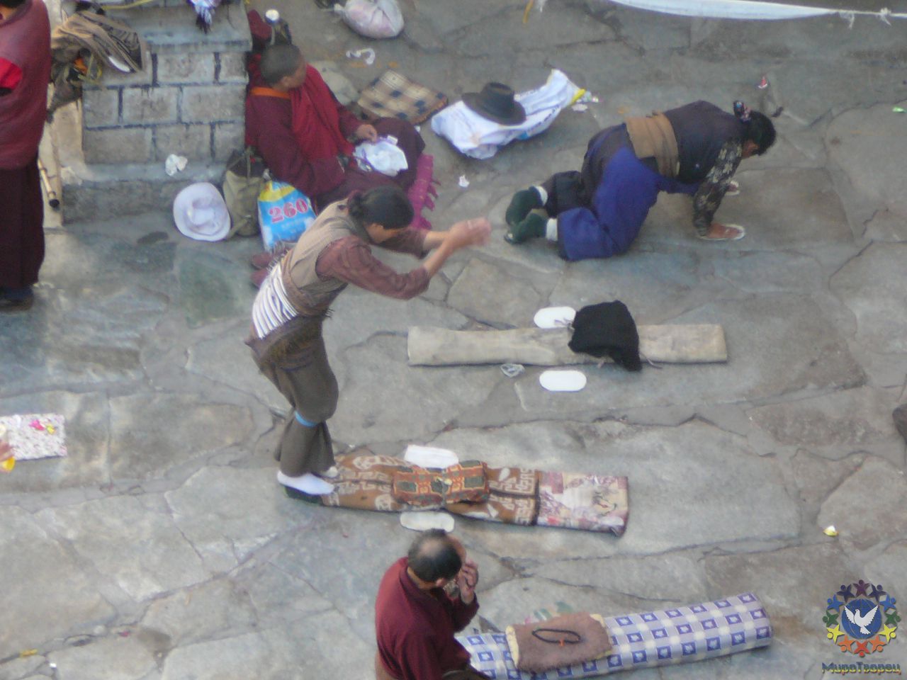 Простирание тибетцев. - Тибет 2006. Фотовоспоминание 5 лет спустя.