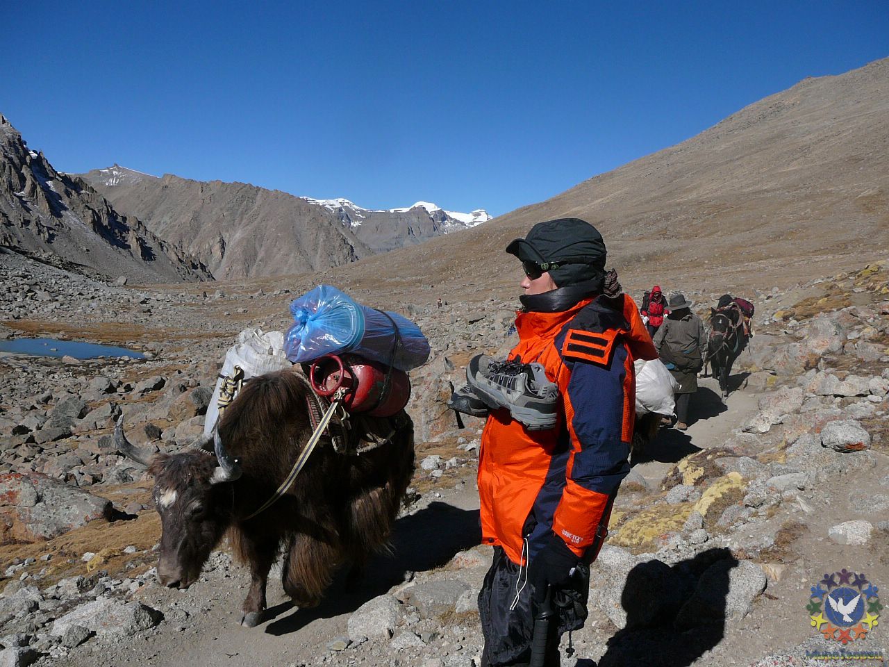 Второй день Коры. Кроссовки на шее для того, чтобы оставить их на перевале. Так принято- оставить на нем что-то из старой одежды, надеть что-то новое, символично при этом возрадиться к новой жизни - Тибет 2006. Фотовоспоминание 5 лет спустя.