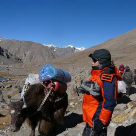 Второй день Коры. Кроссовки на шее для того, чтобы оставить их на перевале. Так принято- оставить на нем что-то из старой одежды, надеть что-то новое, символично при этом возрадиться к новой жизни - Тибет 2006. Фотовоспоминание 5 лет спустя.