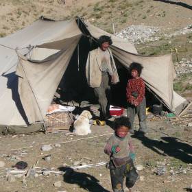 Вот так и живут в палатке- на десятки километров вокруг ни живой души... - Тибет 2006. Фотовоспоминание 5 лет спустя.