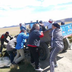 Помогли по дороге чуть было ни свалившемуся в реку трактористу. - Тибет 2006. Фотовоспоминание 5 лет спустя.