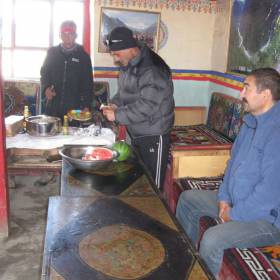 Последние приготовления к обеду (наши проводники Депак и Ашок) - Путешествие по Тибету, Диана Обожина, группа «Сталкер»