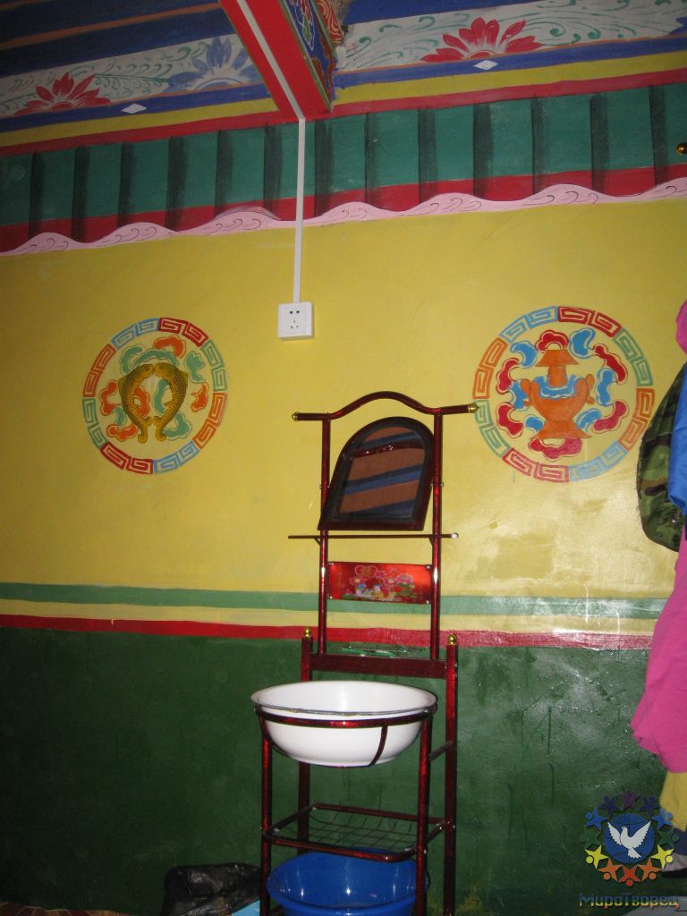 Сага Высота 4460 гест-хаус. Умывальник в комнате - Путешествие по Тибету, Диана Обожина, группа «Сталкер»