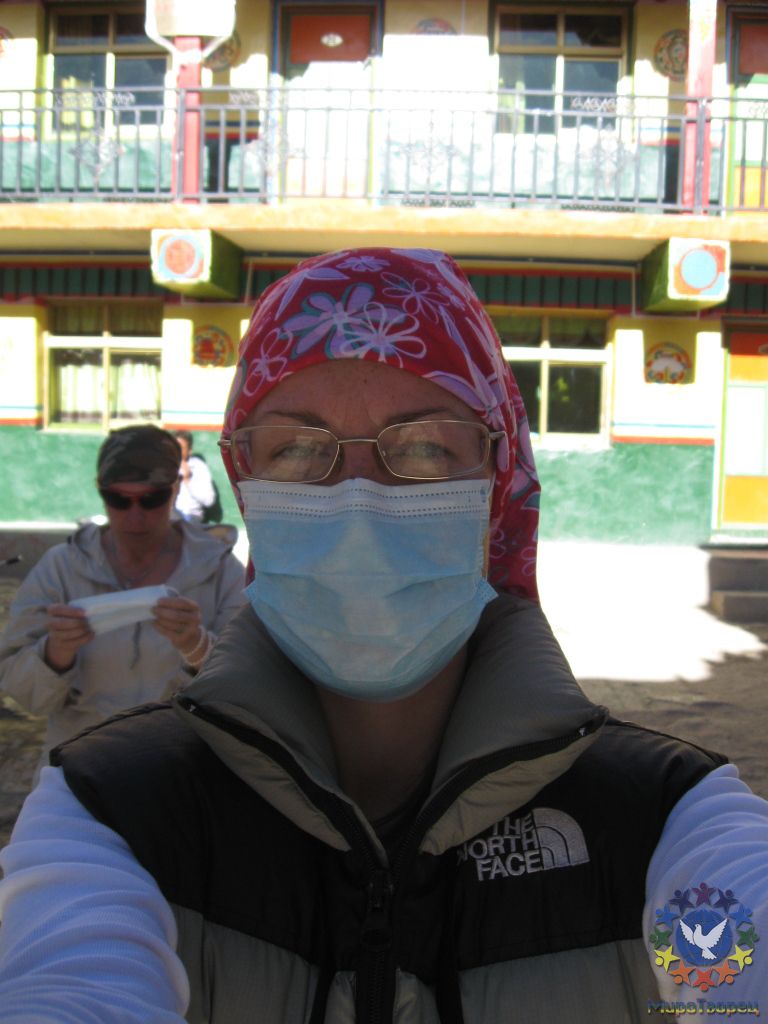 Почти во всех городах по пути следования приходилось одевать маски от пыли. Наша экипировка))) - Путешествие по Тибету, Диана Обожина, группа «Сталкер»