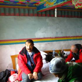 В Паянге (гест-хаус) созваниваемся с родными и близкими - Путешествие по Тибету, Диана Обожина, группа «Сталкер»