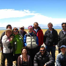 Наша группа, проводник Депак (в нижнем  ряду посередине) и водители (по краям) - Путешествие по Тибету, Диана Обожина, группа «Сталкер»