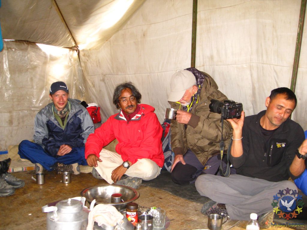 Вечер в гест-хаусе. Чай и ужин с любовью приготовленный нашими проводниками. В нашей группе был известный непальский певец Амрид (в красном) - Путешествие по Тибету, Диана Обожина, группа «Сталкер»