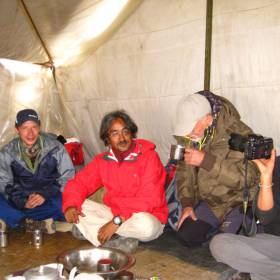 Вечер в гест-хаусе. Чай и ужин с любовью приготовленный нашими проводниками. В нашей группе был известный непальский певец Амрид (в красном) - Путешествие по Тибету, Диана Обожина, группа «Сталкер»