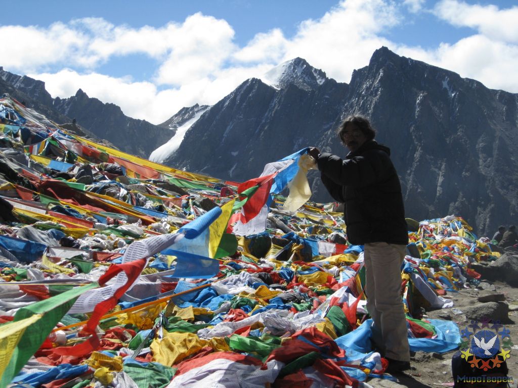 Перевал Домла-Ла (5700 м) Мы развешали флажки на которых предварительно написали имена своих близких и пожелания. Считается, что на перевале нашей душе дается новое энергетическое тело - Путешествие по Тибету, Диана Обожина, группа «Сталкер»