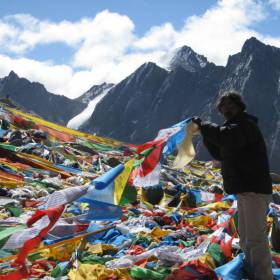 Перевал Домла-Ла (5700 м) Мы развешали флажки на которых предварительно написали имена своих близких и пожелания. Считается, что на перевале нашей душе дается новое энергетическое тело - Путешествие по Тибету, Диана Обожина, группа «Сталкер»