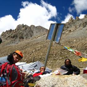 46.	Ура! Мы преодолели перевал, самую высокую точку путешествия (перевал Домла-Ла 5700 м), прошли около 10 км. Теперь  можно отдохнуть минут 30 и дальше в путь. Осталось еще около 15 км, но уже по равнине - Путешествие по Тибету, Диана Обожина, группа «Сталкер»