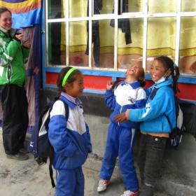 Паянг (гест-хауз).  Местные дети очень общительные, пробуем общаться на английском языке, они в школьной форме - Путешествие по Тибету, Диана Обожина, группа «Сталкер»