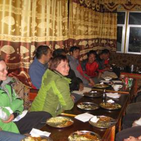 Паянг. Прощальный ужин с водителями. Скоро граница и водители останутся в Тибете, а мы поедем на автобусе в Непал - Путешествие по Тибету, Диана Обожина, группа «Сталкер»