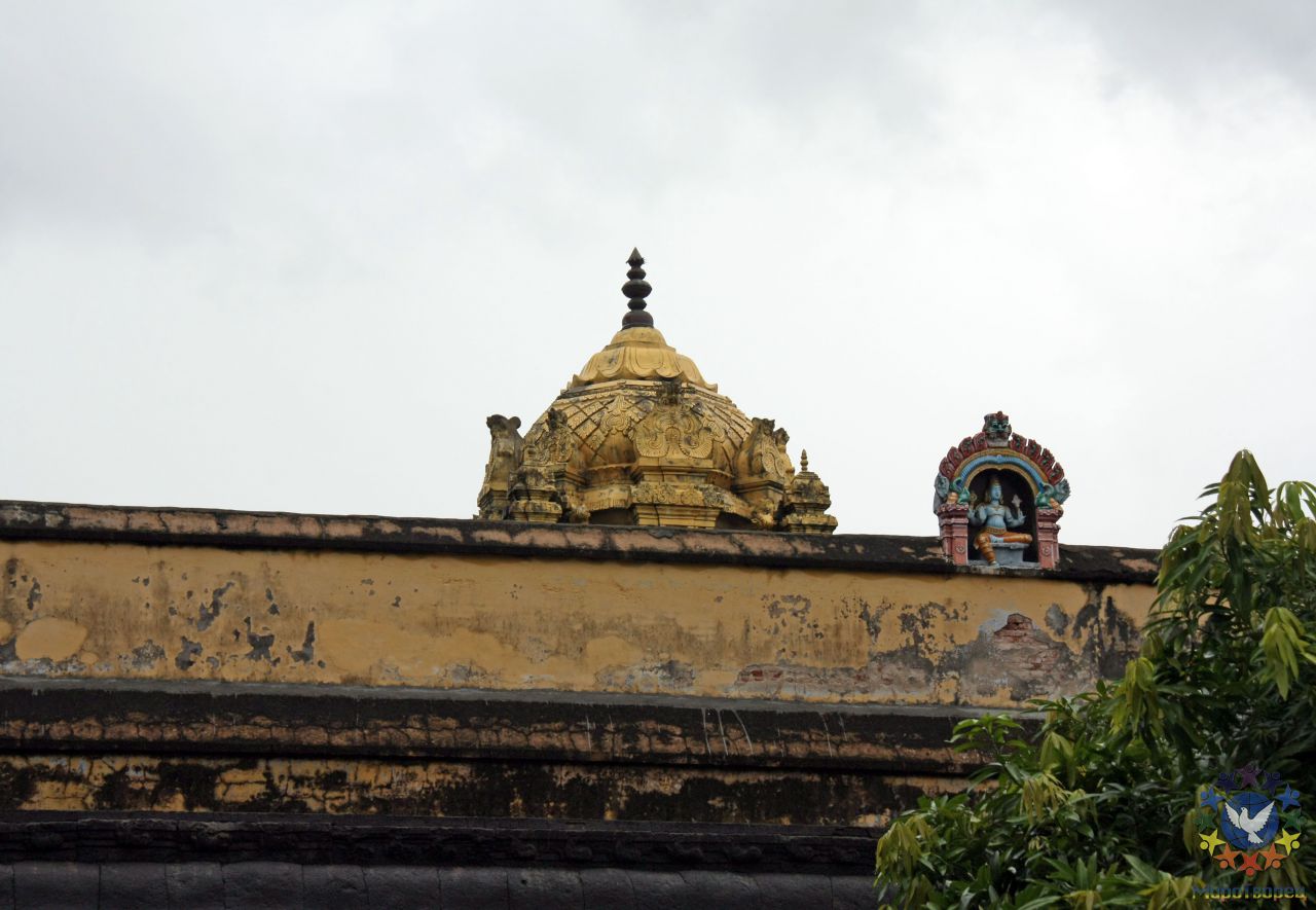 Пик храма под которым находится лингам земли - группа в Индии,  ноябрь 2011, часть 1 (начало тура, стихии Воздуха и Земли)