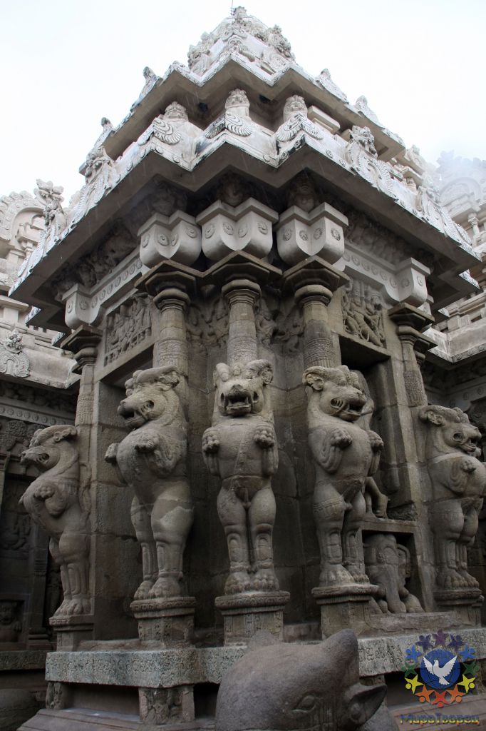 Храм старый, выстроен Паллавами в 8 веке из мягкого песчаника. - группа в Индии,  ноябрь 2011, часть 1 (начало тура, стихии Воздуха и Земли)