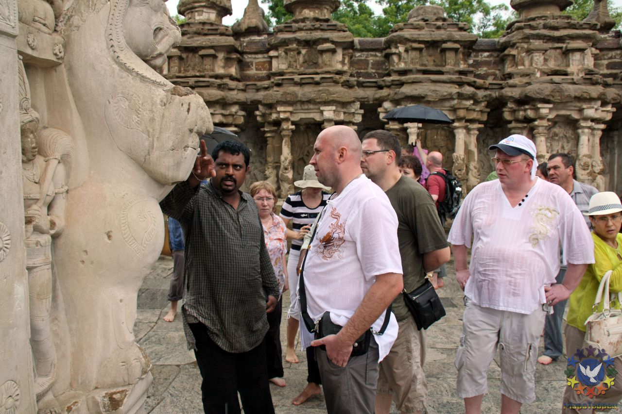 Гид рассказывает о символизме, о культуре тех времен - группа в Индии,  ноябрь 2011, часть 1 (начало тура, стихии Воздуха и Земли)