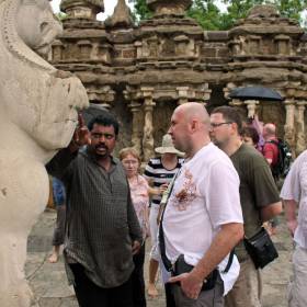 Гид рассказывает о символизме, о культуре тех времен - группа в Индии,  ноябрь 2011, часть 1 (начало тура, стихии Воздуха и Земли)