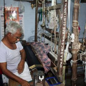 Переезд в Махабалипурам - посещение шелковой мастерской и магазина шёлка - группа в Индии,  ноябрь 2011, часть 1 (начало тура, стихии Воздуха и Земли)
