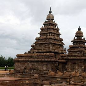 Прибрежный храм посвящен как Вишну, так и Шиве. Состоит из двух храмов Шивы: Кшатриясимхешвара (большой) и Раджасимхешвара, и колонного зала Вишну между ними. Так получилось, потому что начал строительство Нарасимхаварман I, посвятив богу Вишну, а позже при Нарасимхавармане II были пристроены еще два святилища Шивы. Вокруг храма низкий забор с фигурами быка Нанди. Нанди, Нандини – вахана Шивы. Вахана - транспортное средство, животное или мифический персонаж, связанный с определенным божеством в индуистской мифологии. - группа в Индии,  ноябрь 2011, часть 1 (начало тура, стихии Воздуха и Земли)