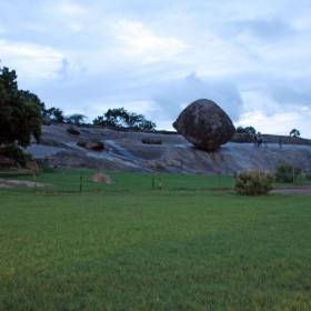 100 слонов пытались сдвинуть этот камень - ничего не вышло. - группа в Индии,  ноябрь 2011, часть 1 (начало тура, стихии Воздуха и Земли)