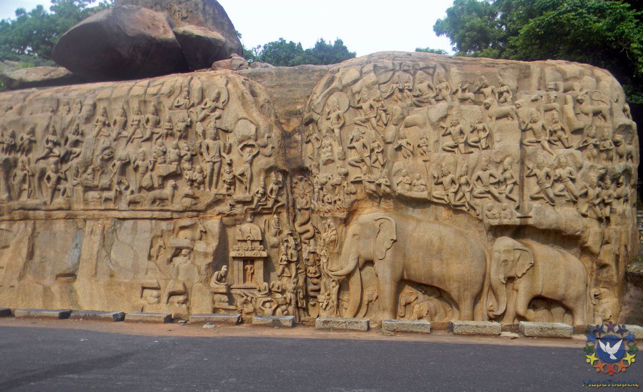 Епитимья Арджуны - гордость не только Махабалипурам и Тамилнаду, но также и Индии. Епитимья Арджуны - самый большой в мире барельеф, который измеряет 27 метров и 9 метров вдоль его длины и широты соответственно. Эта огромная стена, имеющая форму скалы, содержит фигуры Богов, Полубогов, Мужчин, Животных и Птиц.  Покаяние Арджуны и/или Нисхождение Ганги и Мандапа Кришны. Мандапа (открытый колонный зал) Кришны, в которой изображены мифологические сцены его жизни, и часть барельефа. Мы в этом огромном барельефе увидели как одна расса инопланетного происхождения спустилась на земли и как начала ассимилироваться с земными жителями. - группа в Индии,  ноябрь 2011, часть 1 (начало тура, стихии Воздуха и Земли)