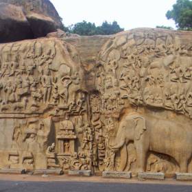 Епитимья Арджуны - гордость не только Махабалипурам и Тамилнаду, но также и Индии. Епитимья Арджуны - самый большой в мире барельеф, который измеряет 27 метров и 9 метров вдоль его длины и широты соответственно. Эта огромная стена, имеющая форму скалы, содержит фигуры Богов, Полубогов, Мужчин, Животных и Птиц.  Покаяние Арджуны и/или Нисхождение Ганги и Мандапа Кришны. Мандапа (открытый колонный зал) Кришны, в которой изображены мифологические сцены его жизни, и часть барельефа. Мы в этом огромном барельефе увидели как одна расса инопланетного происхождения спустилась на земли и как начала ассимилироваться с земными жителями. - группа в Индии,  ноябрь 2011, часть 1 (начало тура, стихии Воздуха и Земли)