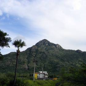 Тируванамалаи - город также один из священных городов юга, расположенный у подножия Аруначала – «Красной горы» вулканического происхождения, по очертаниям напоминающей священный Кайлаш.  Начнем с того, что гору Аруначал принято считать Шивой в самом буквальном смысле этого слова. Эта гора - не просто гора, а воплощение Шивы. Геологи считают, что эта гора - старше, чем Гималаи. Она считается одним из самых святых мест Индии. - группа в Индии, ноябрь 2011, часть 2 (стихии Огня и Эфира)