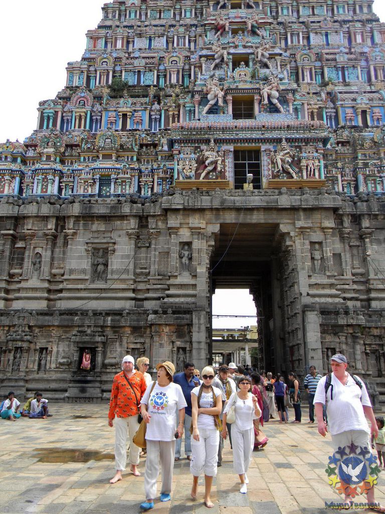 Самый большой, самый величественный и богатый храм Индии, посвященный Шиве. Когда-то это был храм - крепость - группа в Индии, ноябрь 2011, часть 2 (стихии Огня и Эфира)