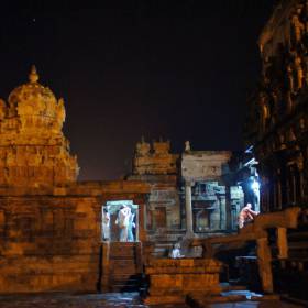 Храм включает святилище и 3 павильона-мандапы. Среди них выделяется Раджагамбира (Rajagambira Mandapa) в форме колесницы. Колесничим выступает бог-творец Брахма - группа в Индии, ноябрь 2011, часть 2 (стихии Огня и Эфира)