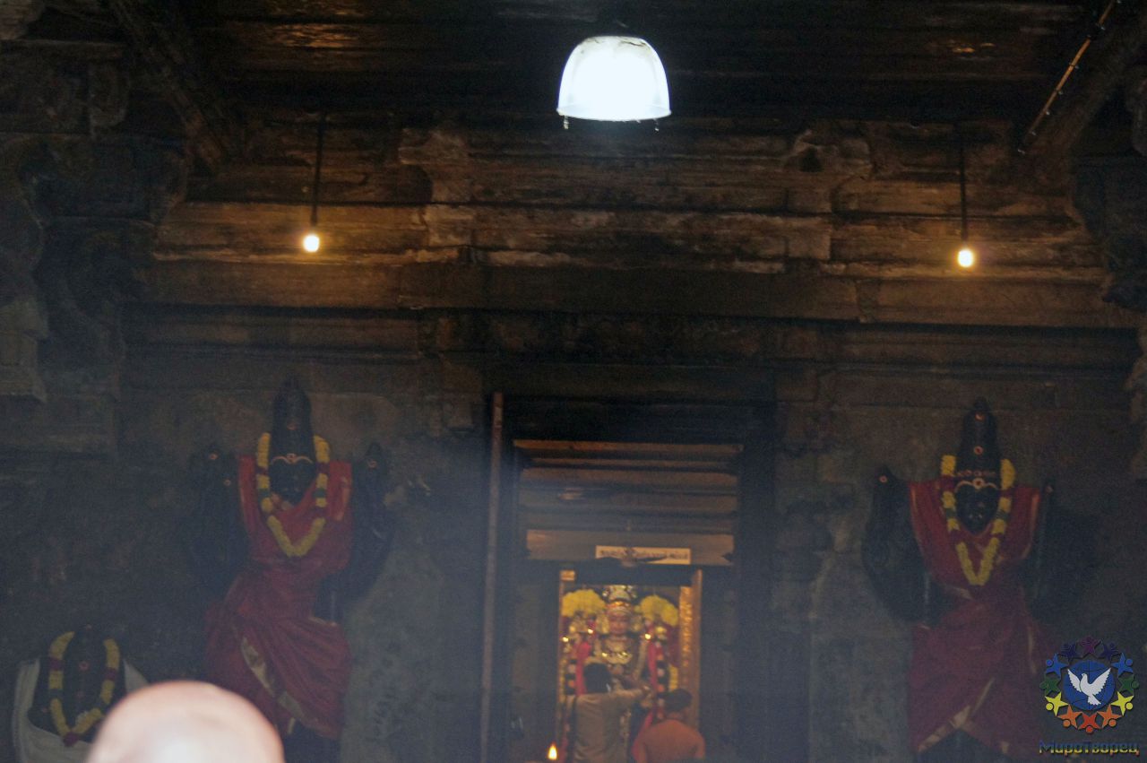 Внутренние алтари храма, лингамы и святые места - группа в Индии, ноябрь 2011, часть 3 (стихия Воды)