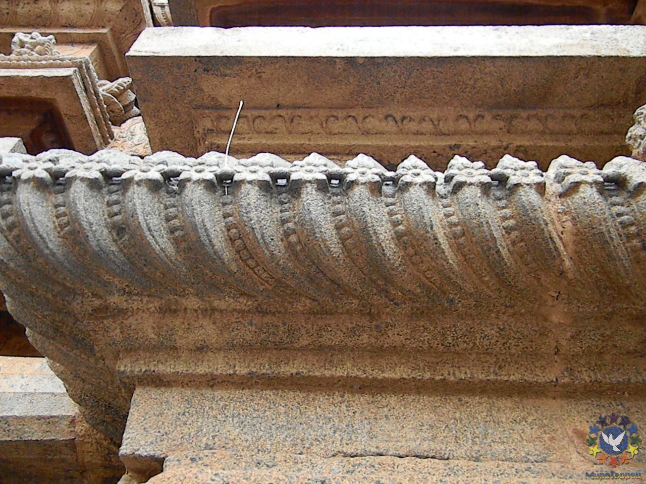 Посмотрите какая тонкая работа - соломинка только входит в изысканные изоры и резбу отделки храма - группа в Индии, ноябрь 2011, часть 3 (стихия Воды)