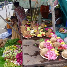Множественные рыночки и базары вокруг храмов пестрят готовыми подношениями святым - группа в Индии, ноябрь 2011, часть 3 (стихия Воды)
