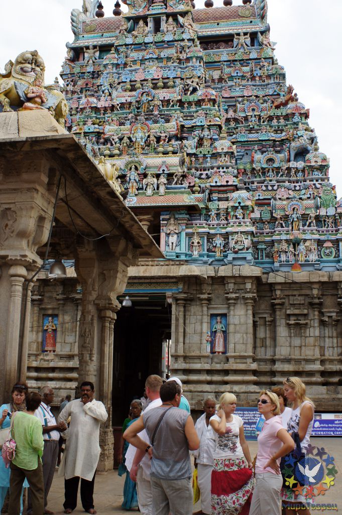 В Шрирангаме расположен один из крупнейших индуистских храмовых комплексов в мире — Храм Ранганатхасвами. Этот посвящённый Вишну храм принято считать крупнейшим ныне действующим индуистским храмом в мире. Площадь всей территории храмового комплекса составляет 631 000 м² (63 гектара). Высочайший гопурам храма достигает 72 метров в высоту. Говорится, что с его вершины можно увидеть берег Шри-Ланки. - группа в Индии, ноябрь 2011, часть 3 (стихия Воды)