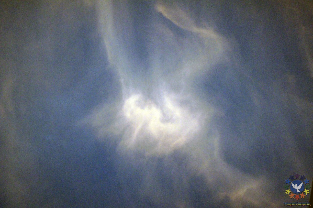 Знак ОМ из облаков сразу же после действия МироТворцев. <br>Знак ОМ - как символ божественной троицы Брахмы, Вишну и Шивы, квинтэссенция «Слова». В соответствии с ведическим наследием, считается, что звук ом был первым проявлением не явленного ещё Брахмана, давшим начало воспринимаемой Вселенной, произошедшей от вибрации, вызванной этим звуком. - группа в Индии, ноябрь 2011, часть 3 (стихия Воды)