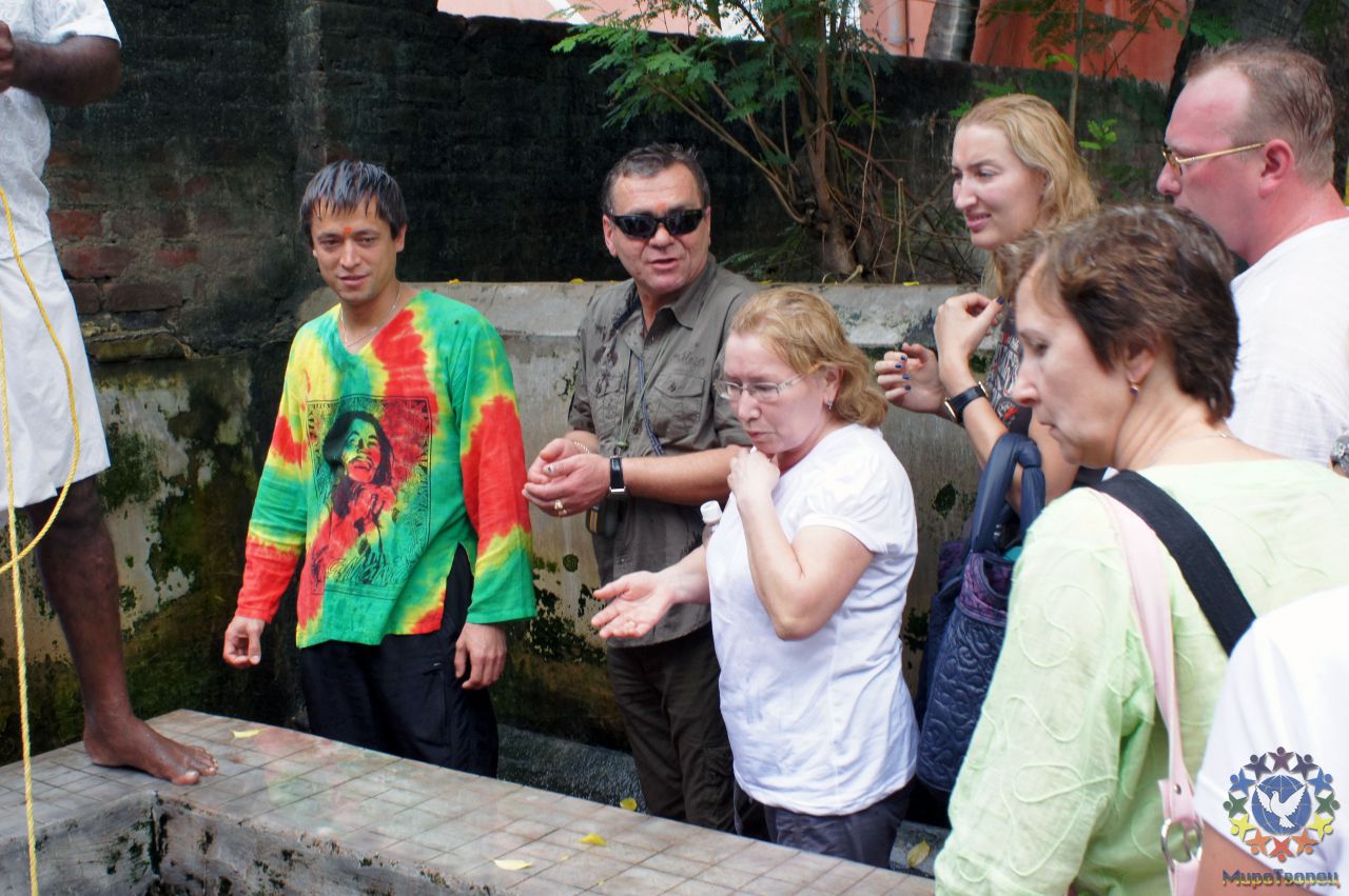 Договорились с местными служителями, что проведут нас по храму с выполнением нужного ритуала омовения в 22 водоемах. - группа в Индии, ноябрь 2011, часть 4 (Очищение)