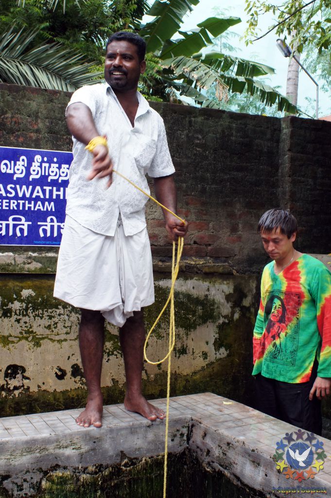 Подходя к каждому колодцу, служитель набирает воду и выливает её на макушку или на руки чтобы омыть макушку. - группа в Индии, ноябрь 2011, часть 4 (Очищение)