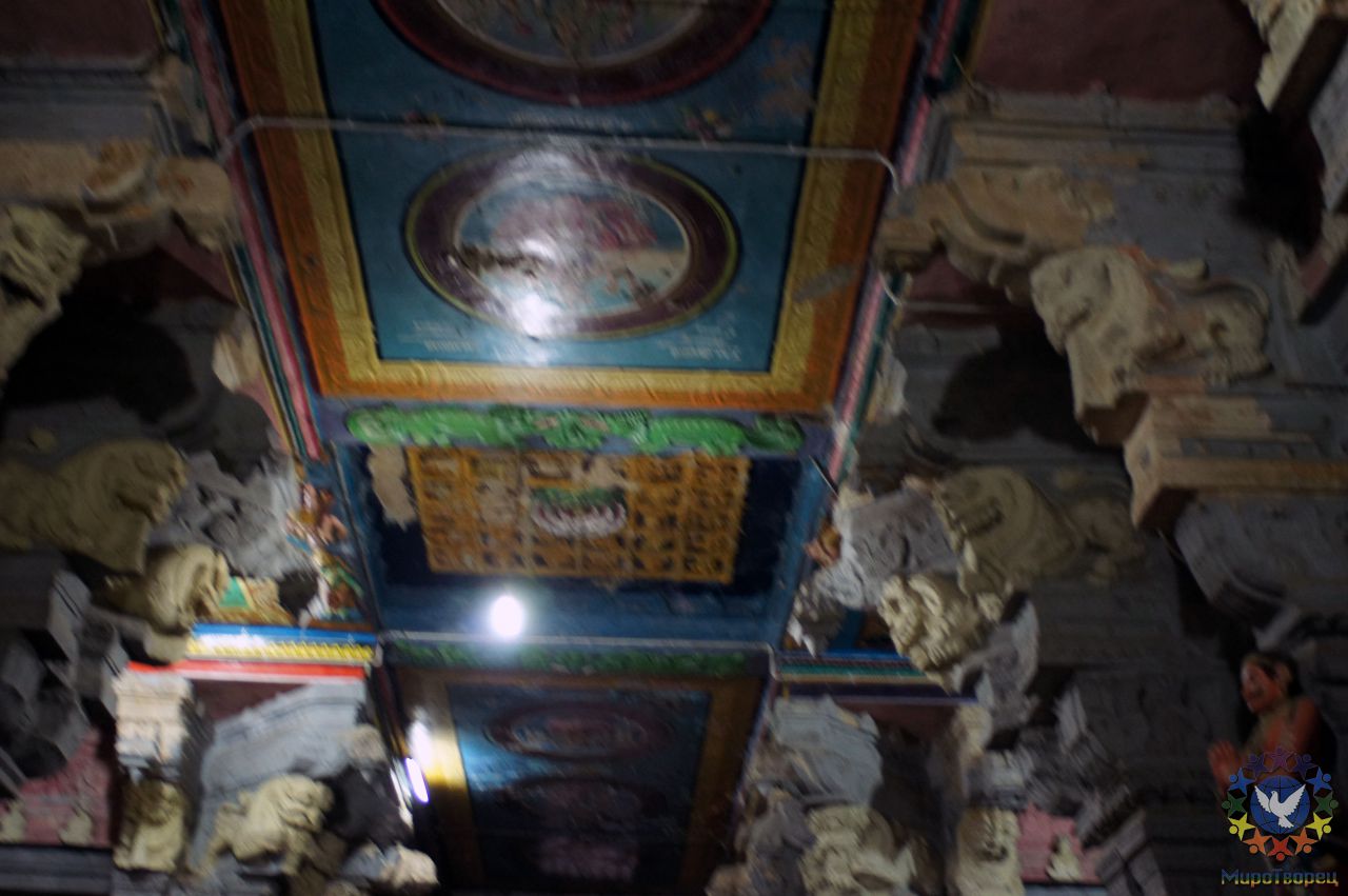 Вот место в храме,  которое запрещают фотографировать категорически - место соединения храма с Космосом. Гороскопы, символы созвездий - группа в Индии, ноябрь 2011, часть 4 (Очищение)