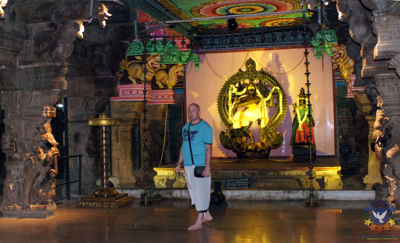 Действие в святилище Сундарешвара (аватара бога Шивы) рядом с ним Минакши, которая преобразилась после того как соединилась с Шивой - группа в Индии, ноябрь 2011, часть 5 (Объединение)