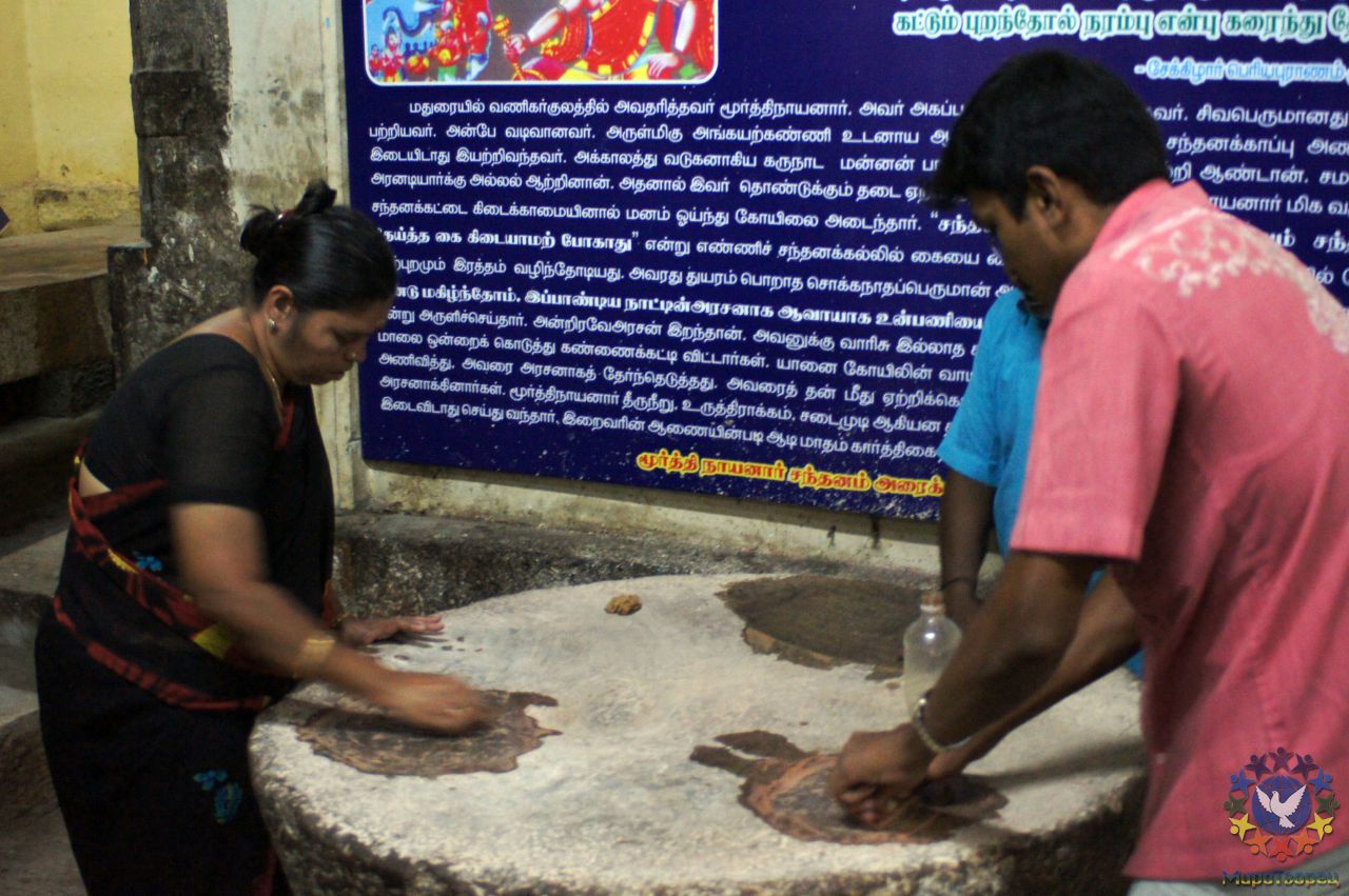 Так делают сандаловую пасту в храме для ритуалов и для приношений богам - группа в Индии, ноябрь 2011, часть 5 (Объединение)