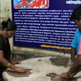Так делают сандаловую пасту в храме для ритуалов и для приношений богам - группа в Индии, ноябрь 2011, часть 5 (Объединение)