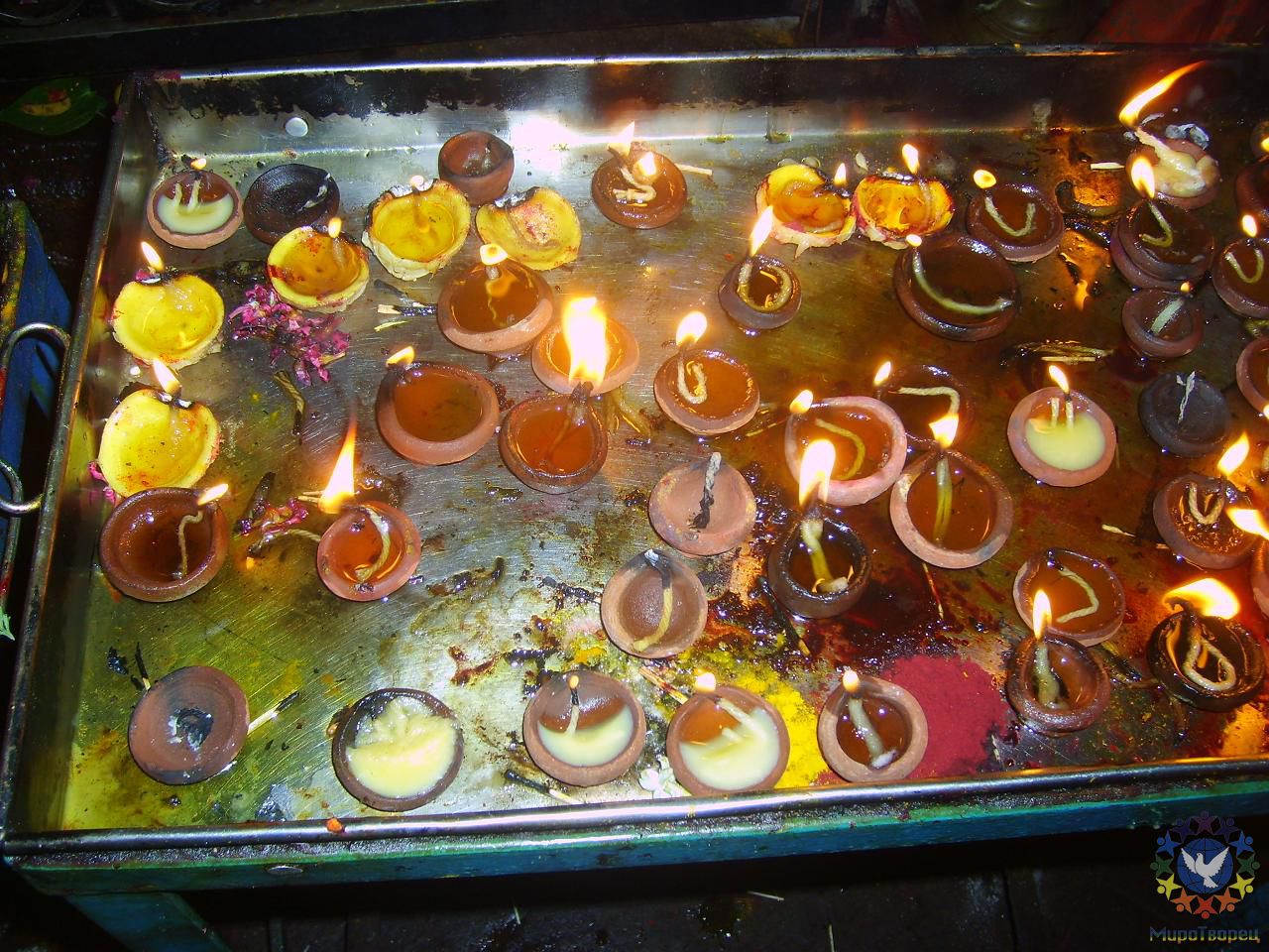 Как правило всего ставится девять свечей по количеству планет, и просится очищение кармы - группа в Индии, ноябрь 2011, часть 5 (Объединение)