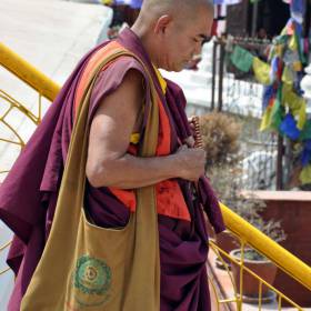 Буддисткий монах,полностью отрешён от людской суеты вокруг ... - Крестьянинов Владимир, группа «Радуга», Непал Аннапурна