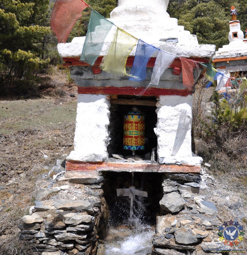 Молитвенные барабаны в этих ступах,крутятся пока есть вода в ручье. - Крестьянинов Владимир, группа «Радуга», Непал Аннапурна