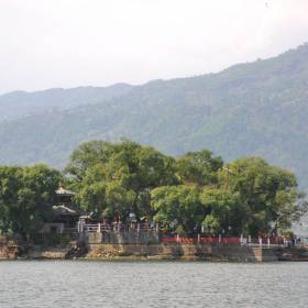 Покхара,остров на озере Фева,с индуистким храмом  Барахи.Лодку можно взять на прокат. - Крестьянинов Владимир, группа «Радуга», Непал Аннапурна