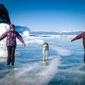 Кристально чистый лед Байкала зимой, фото из интернета - Вадим Ибрагимов, «мыс Бурхан, озеро Байкал»