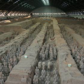 Считается, что терракотовые статуи были захоронены вместе с первым императором династии Цинь — Цинь Шихуанди (объединил Китай и соединил все звенья Великой стены) в 210—209 гг. до н. э. - Пирамиды Китая. Декабрь 2011, часть 1
