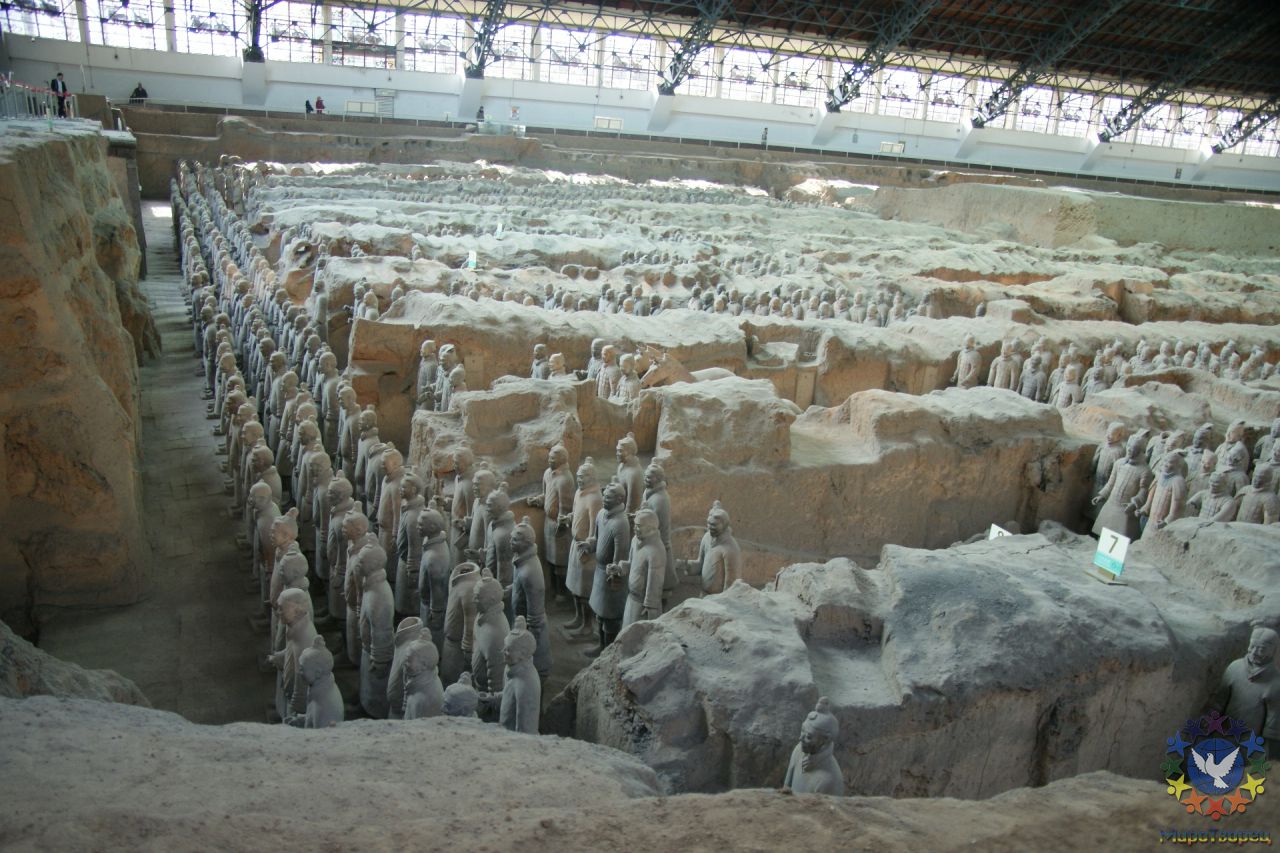Статуи были обнаружены в марте 1974 года местными крестьянами во время бурения артезианской скважины к востоку от горы Лишань. - Пирамиды Китая. Декабрь 2011, часть 1